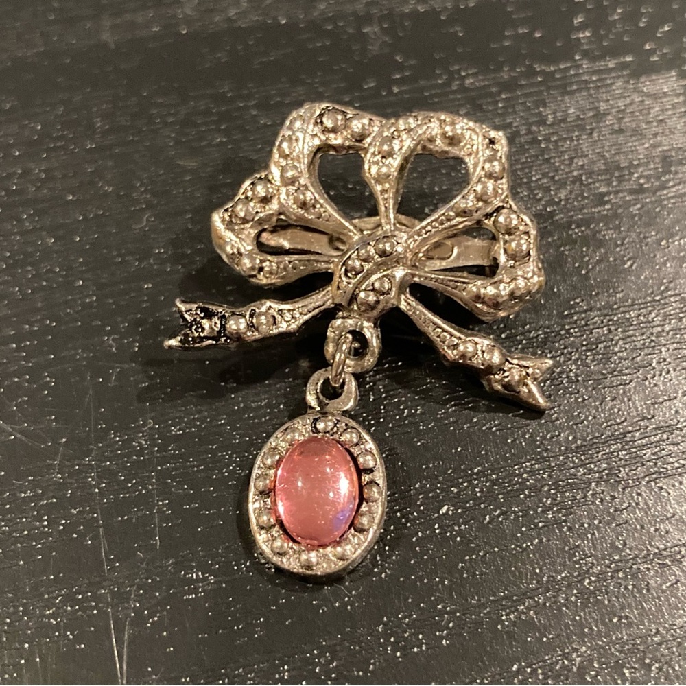 EUC Antique inspired silver tone brooch.